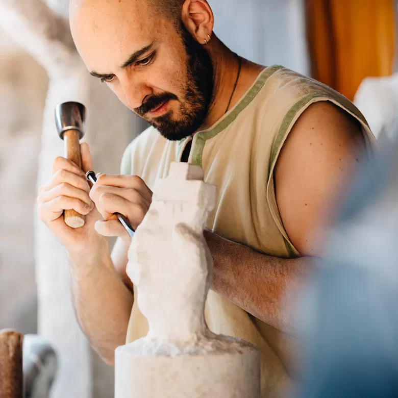  Sculpteur sur pierre du Puy du Fou.