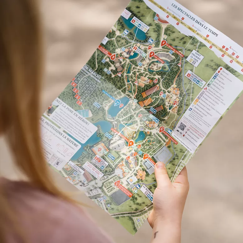 Visiteur avec le plan du parc