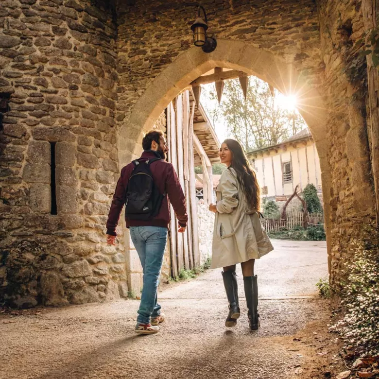 Couple à l'entrée d'un village du Puy du Fou 