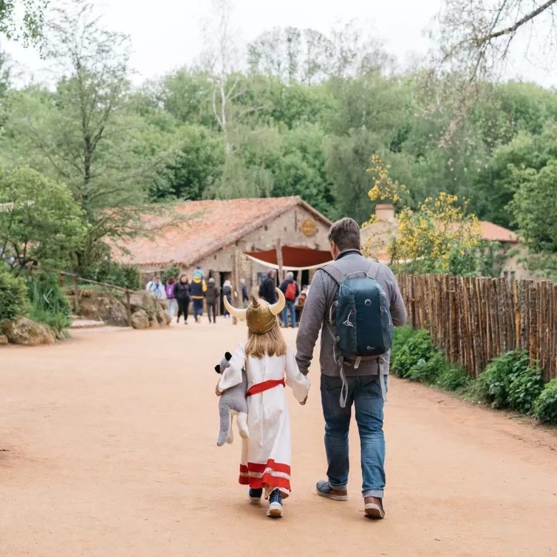 Famille en ballade dans un village, Puy du Fou
