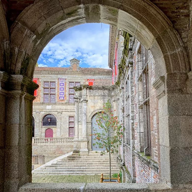 Chateau du Puy du Fou, à l'origine du parc et qui plonge au coeur de l'histoire de la famille
