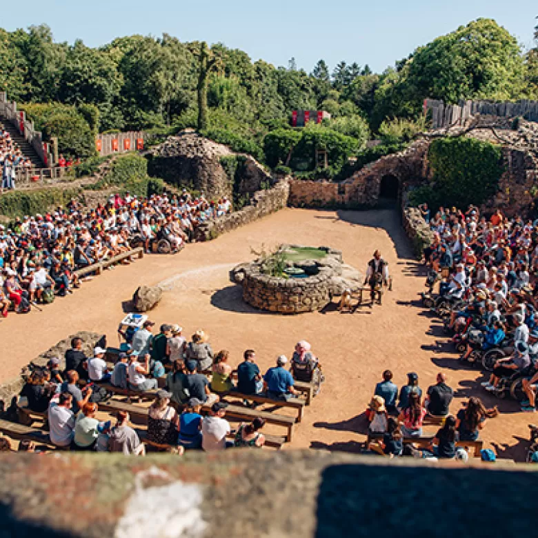 Ruines de l’ancien château du Puy du Fou dans le spectacle Le Bal des Oiseaux Fantômes