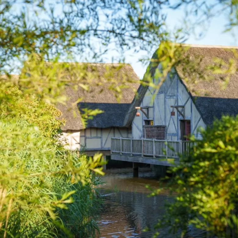 Hutte sur pilotis, Les Îles de Clovis, village du Ier Millénaire, au Puy du Fou.