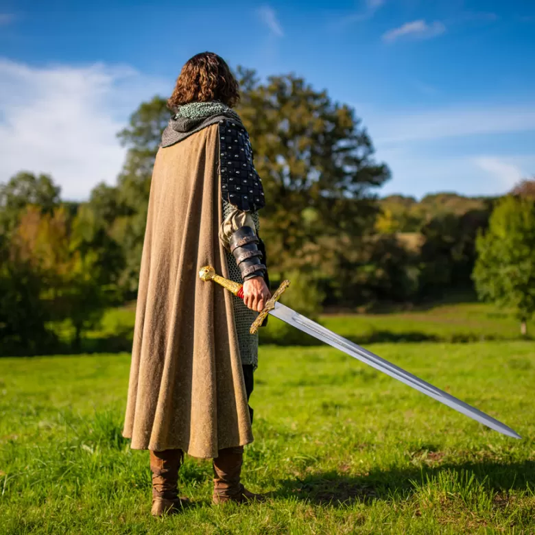 Arthur-avec-Excalibur-en-main-Puy-du-Fou
