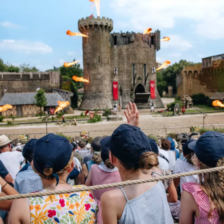 Groupe d'enfants regardant le spectacle Le Secret de la Lance au Puy du Fou lors d'une sortie scolaire