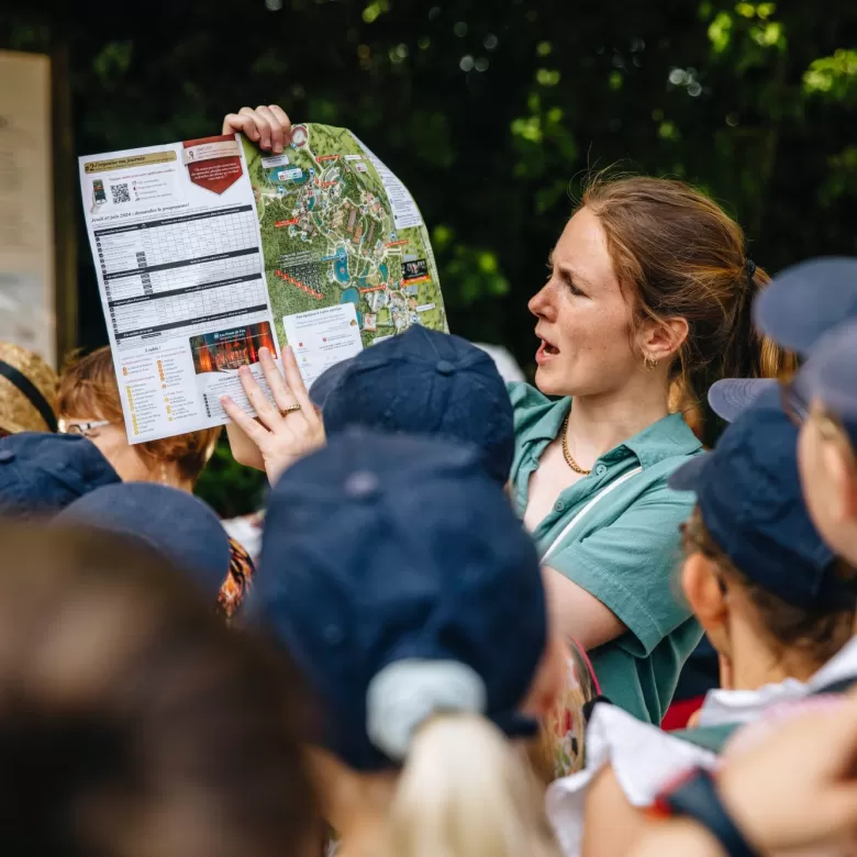 groupe scolaire regardant le plan du parc Puy du Fou