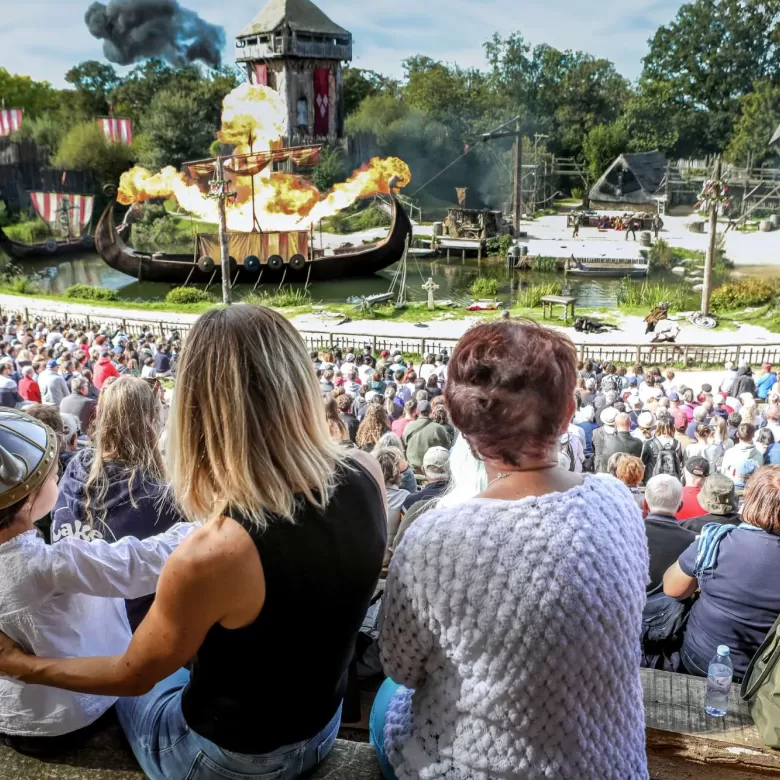 Famille regardant le spectacle Vikings réservé avec une agence de voyage