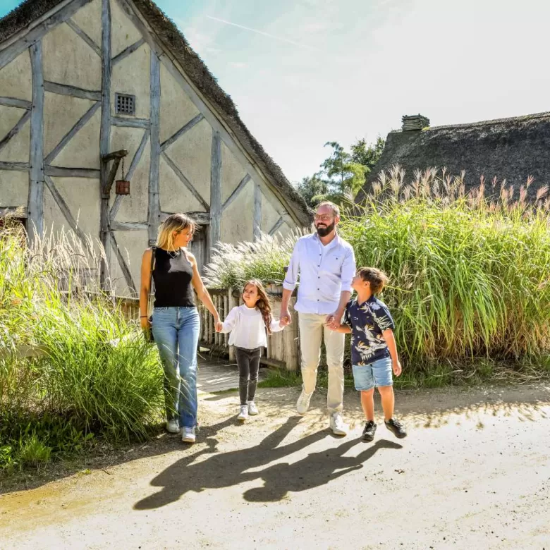Famille aux Iles de Clovis au Puy du Fou