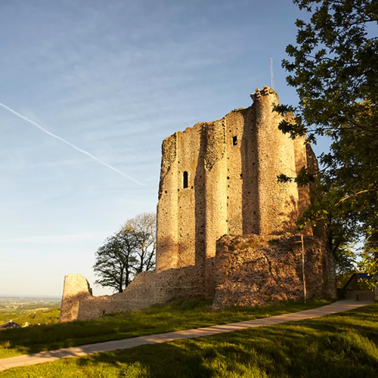 Château médiéval de la ville de Pouzauges, à quelques minutes du Puy du Fou
