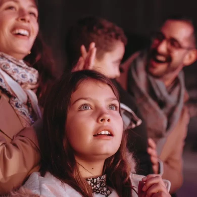 Famille devant le spectacle nocturne Les Noces de Feu