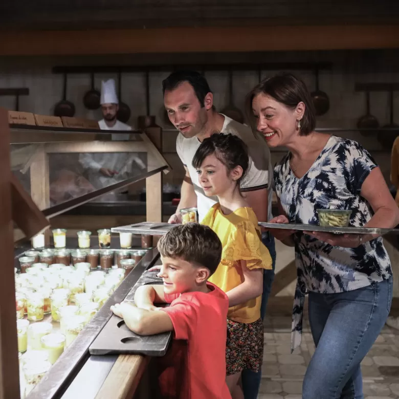 Famille végétarienne dans un restaurant type buffet au Puy du Fou
