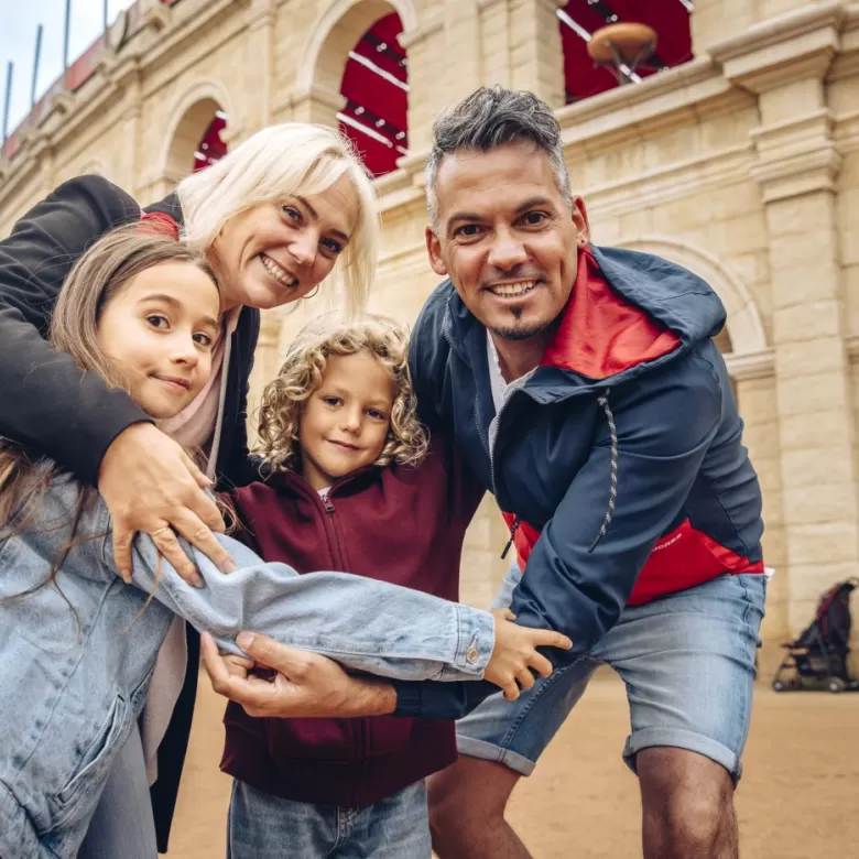 Famille devant le stadium du parc d'attractions Le Puy du Fou en Vendée