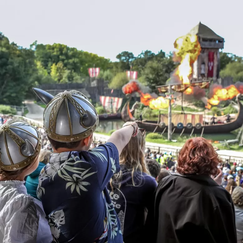 Enfant devant le spectacle "Les Vikings"