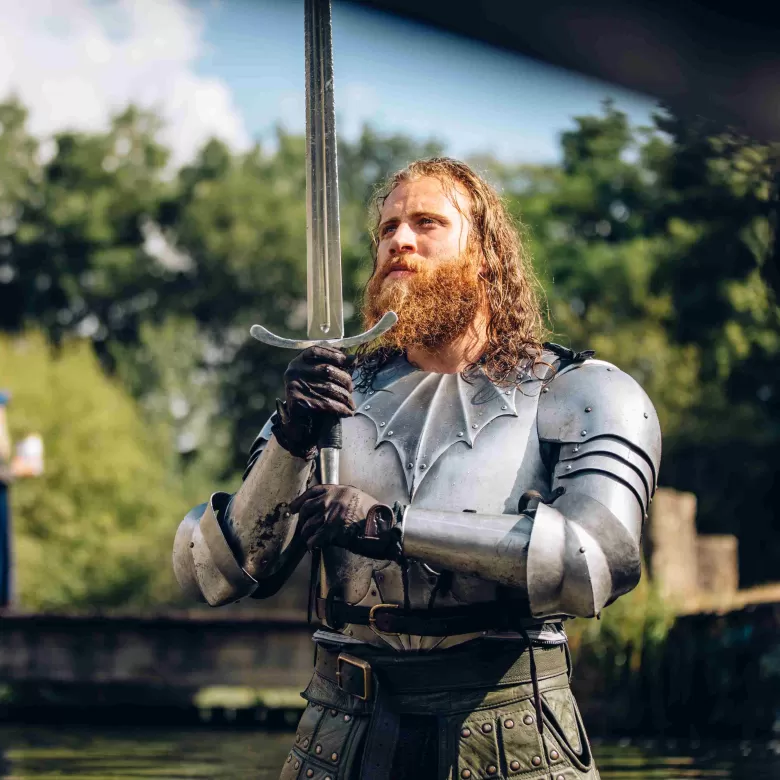 Chevalier avec son épée lors du spectacle l'Epée du roi Arthur