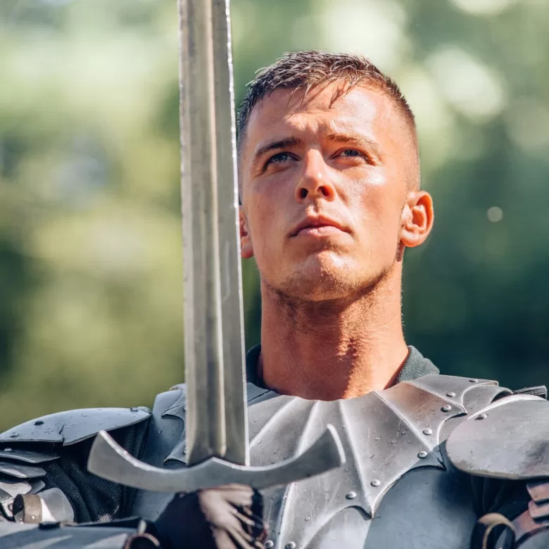 Lancelot, épée en main, dans un moment solennel de serment au roi Arthur