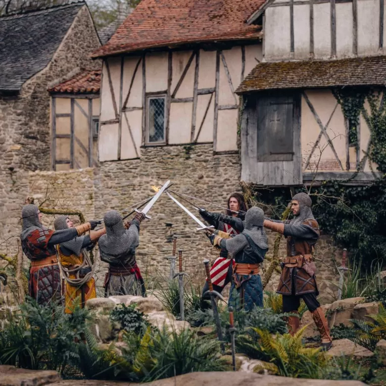 Chevaliers de la Table ronde pointant leur épée
