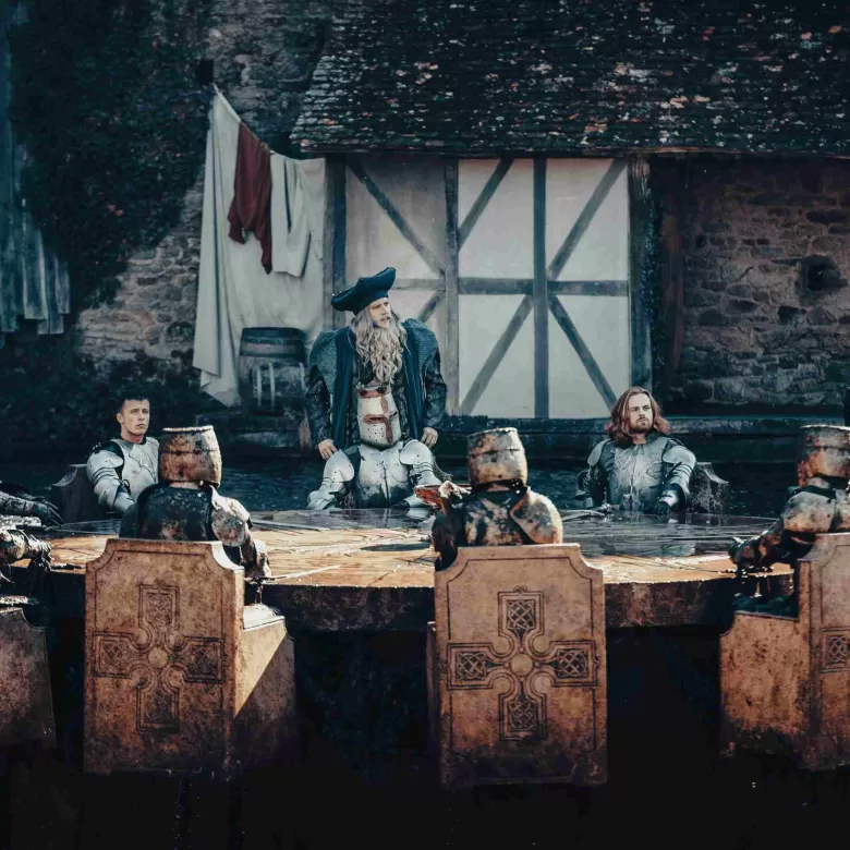 Arthur, Merlin et les Chevaliers autour de la Table Ronde dans le spectacle du Puy du Fou