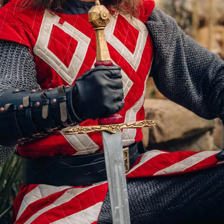 Excalibur entre les mains d'un chevalier dans le spectacle du Puy du Fou