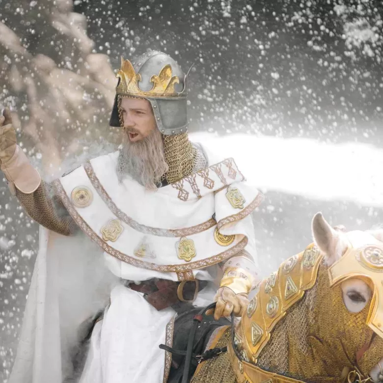Le roi Arthur dans le spectacle "L'Epée du Roi Arthur" au Puy du Fou