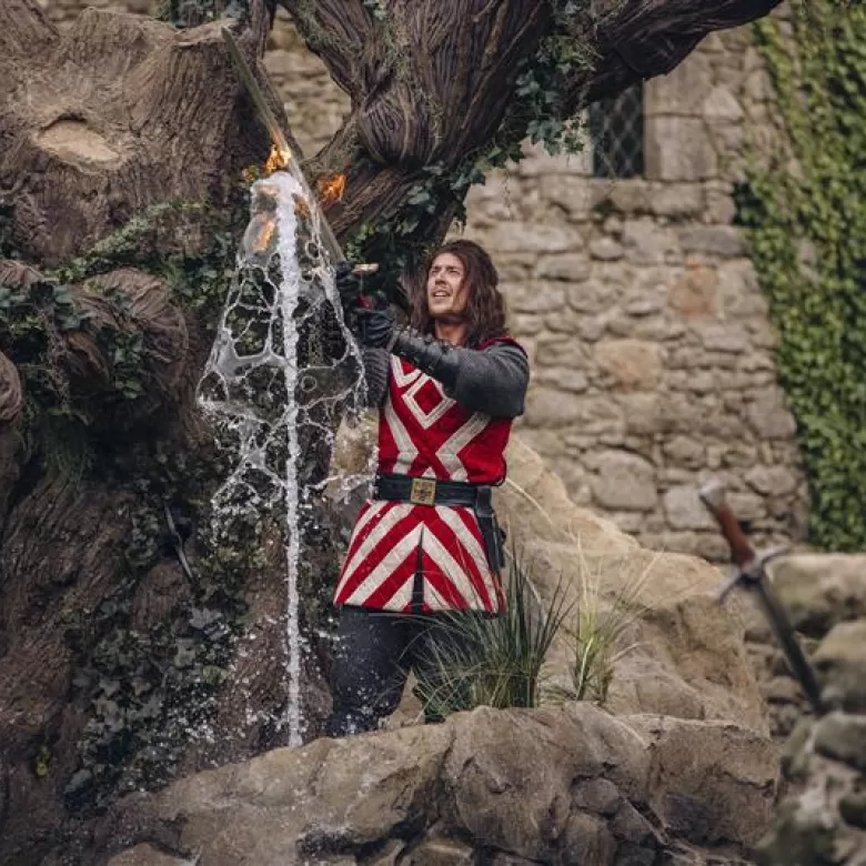 Tristan retirant Excalibur dans le spectacle "L'Epée du Roi Arthur"
