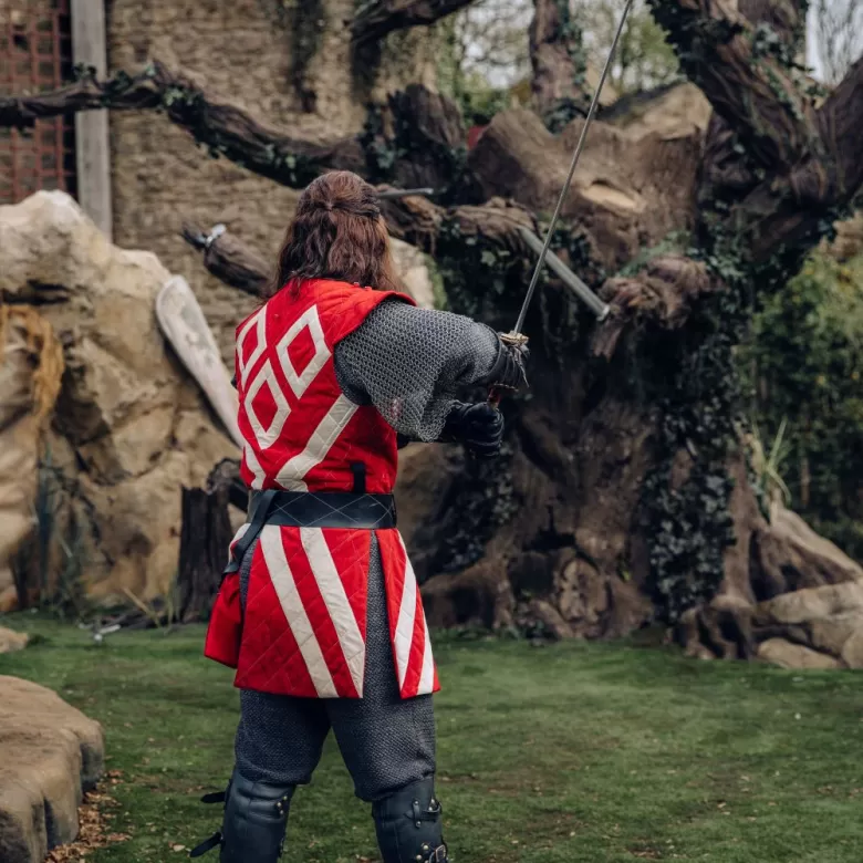 Tristan dans le spectacle "L'Epée du Roi Arthur" combattant l'arbre aux épées