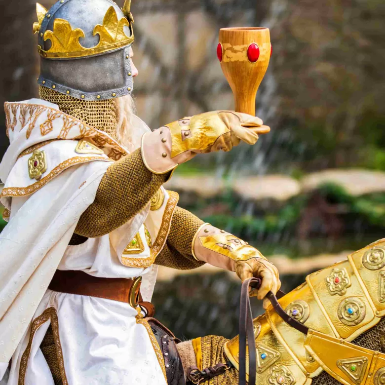 Le roi Arthur tenant le Graal