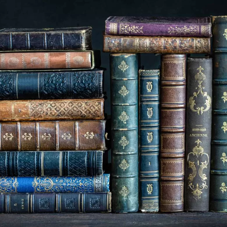 Livres et manuscrits anciens sur une étagère