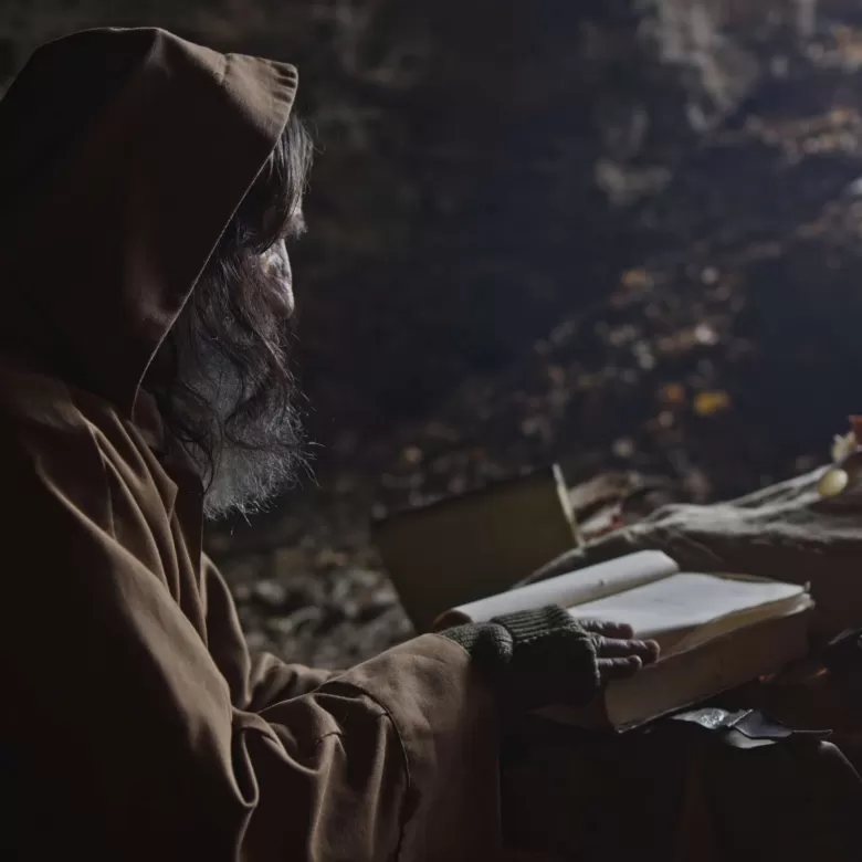 Blaise le confesseur de Merlin retiré dans la forêt à écrire les prophéties