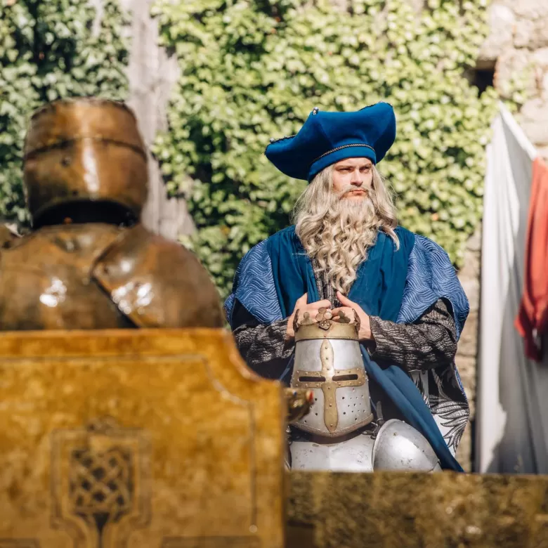 Merlin l'enchanteur autour de la Table ronde avec des chevaliers