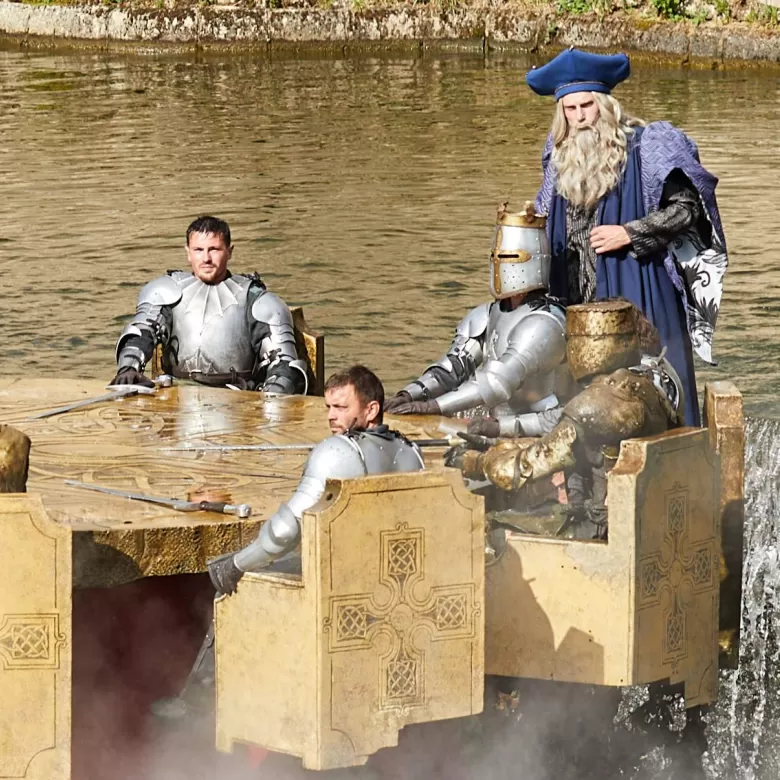 Arthur et Merlin avec les chevaliers de la table ronde