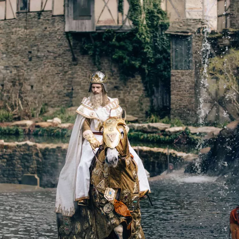 Le roi Arthur sur son cheval lors du spectacle "L'Epée du Roi Arthur" au Puy du Fou