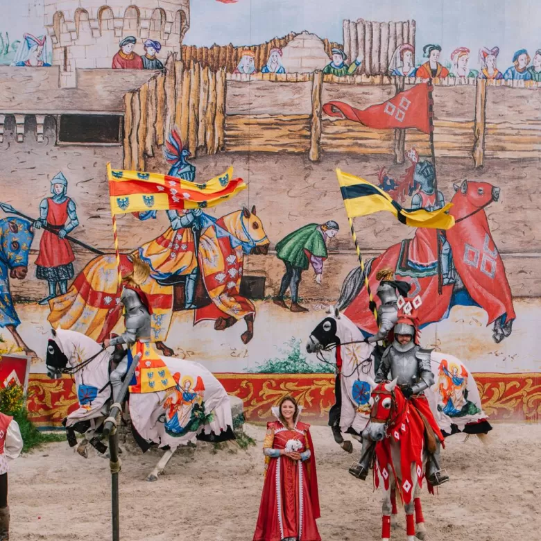 Tournois à la cour avec des chevaliers sur leur cheval brandissant un drapeau