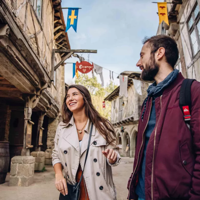 Amis se baladant dans le village d'époque de Font Rognou