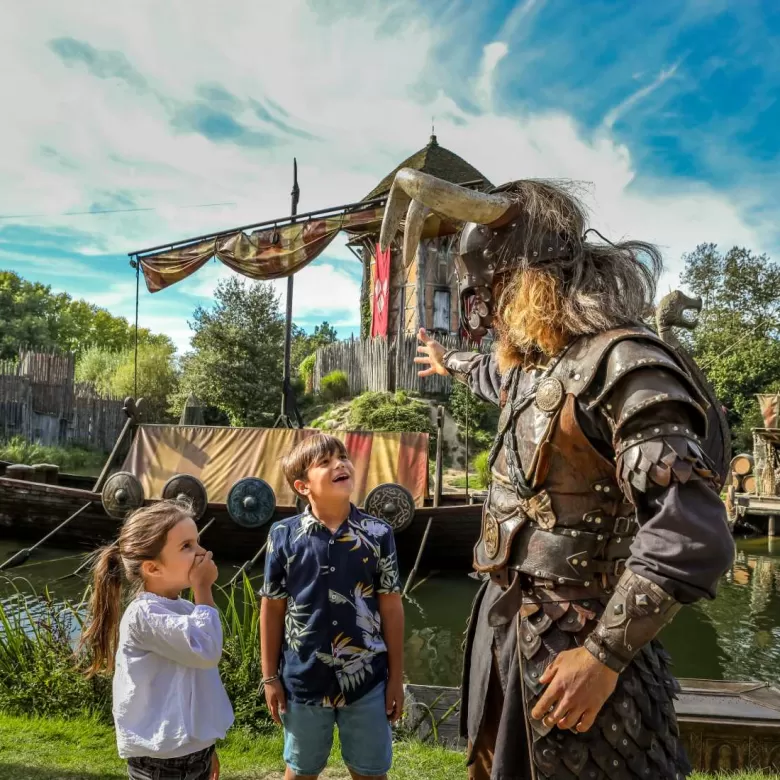 Enfants avec un viking sur le spectacle des Vikings au Puy du Fou