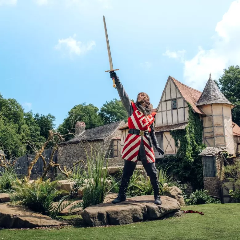 Tristan brandissant l'Epée du Roi Arthur dans le spectacle du Puy du Fou