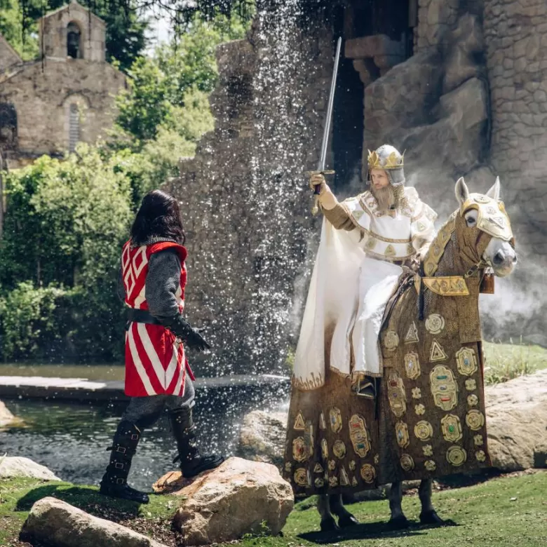 Arthur remettant Excalibur à un chevalier dans le spectacle l'Epée du Roi Arthur