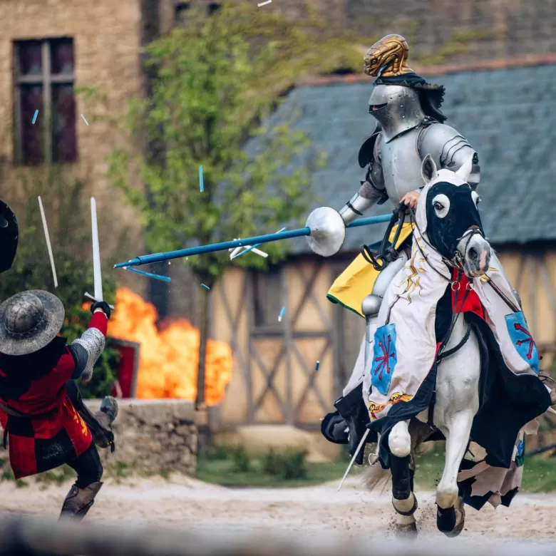 Combat lors d'un tournoi chevalier avec une joute renversant son adversaire