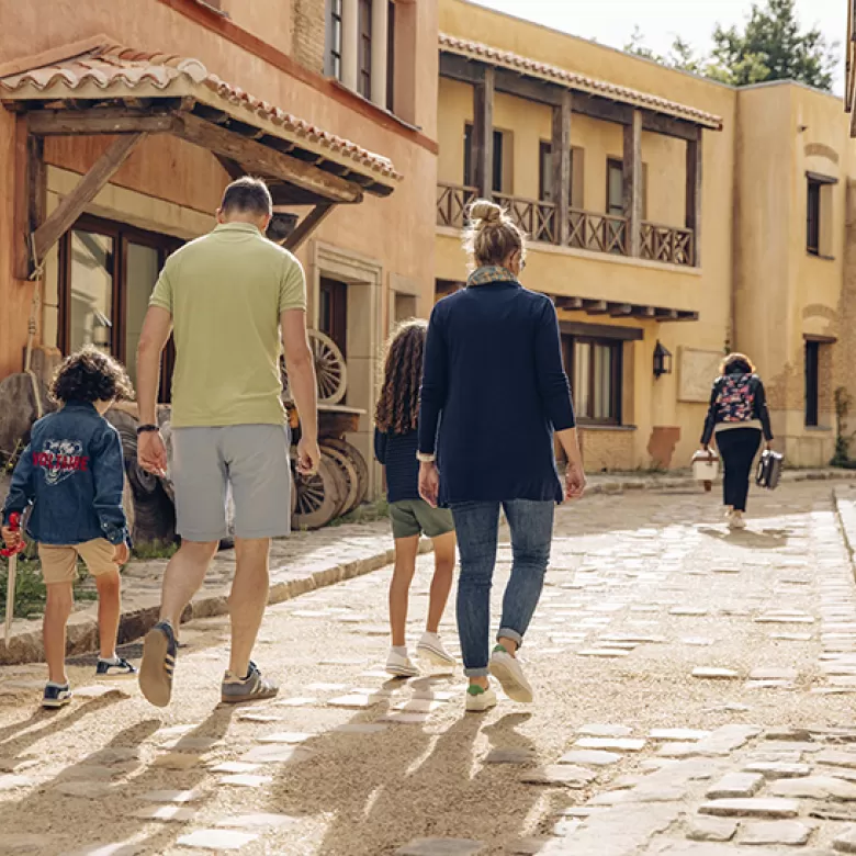 Famille dans les rues de l'hôtel "La Rue Gallo-Romaine"