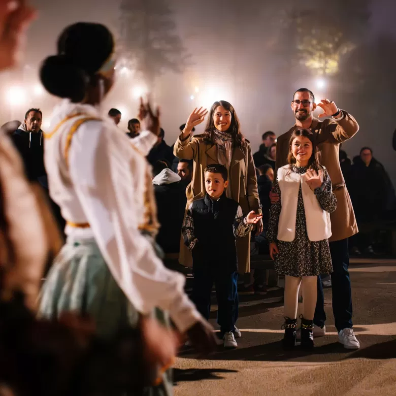 Famille avec enfants au spectacle de Noel du Puy du Fou