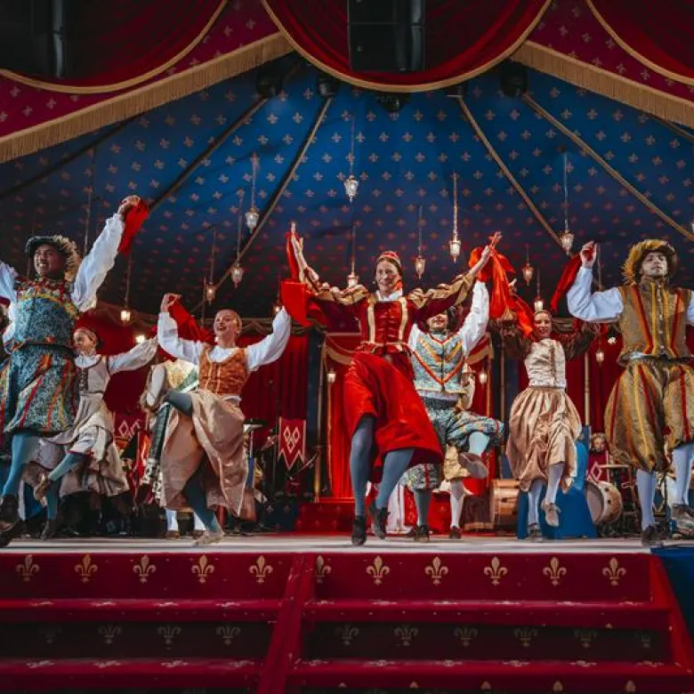 Scène prise lors du spectacle "La Frairie de la Toussaint" au Puy du Fou