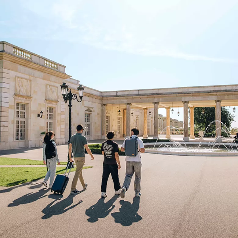 Groupe d'amis séjournant à l'hôtel "Le Grand Siècle"