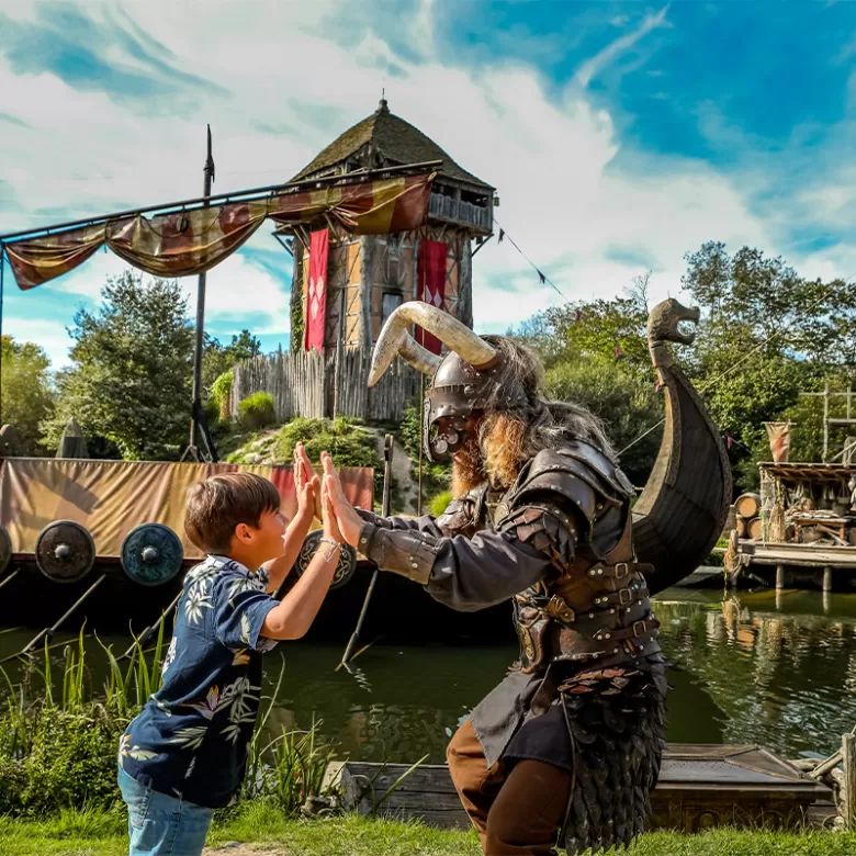 Enfant et Viking dans le spectacle des Vikings