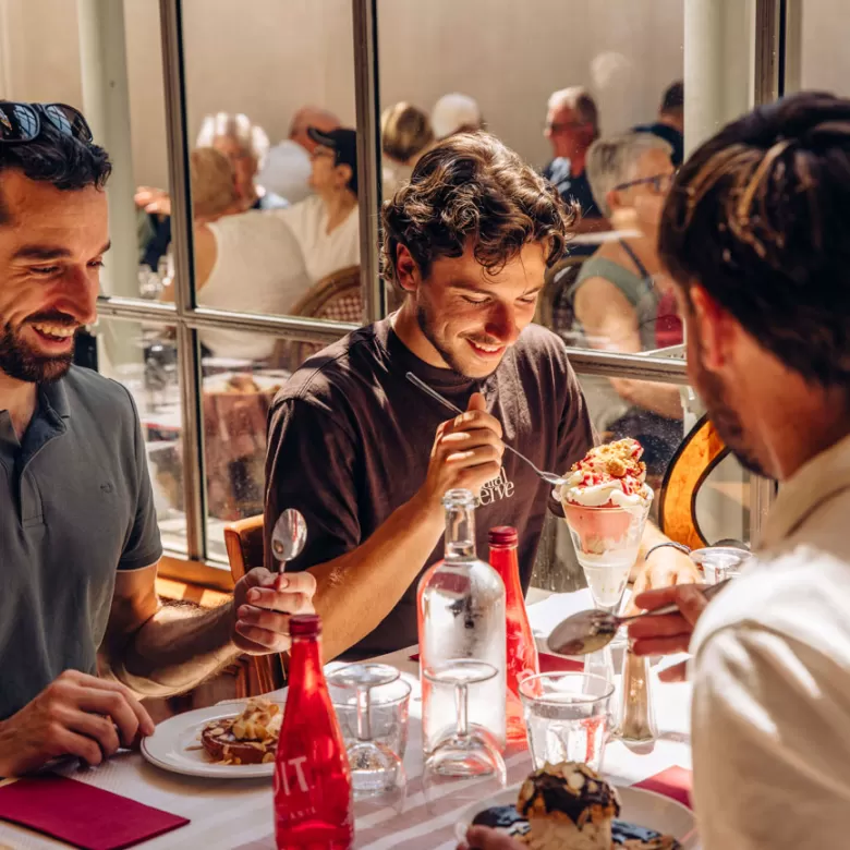 Groupe d'amis se restaurant au Bistrot un restaurant du village d'époque "Le Bourg Bérard" au Puy du Fou