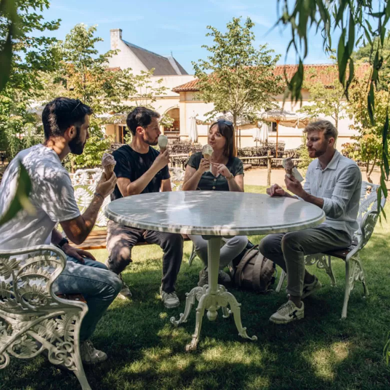 Groupe d'amis dégustant une glace dans les Jardins de la Mijoterie au Puy du Fou