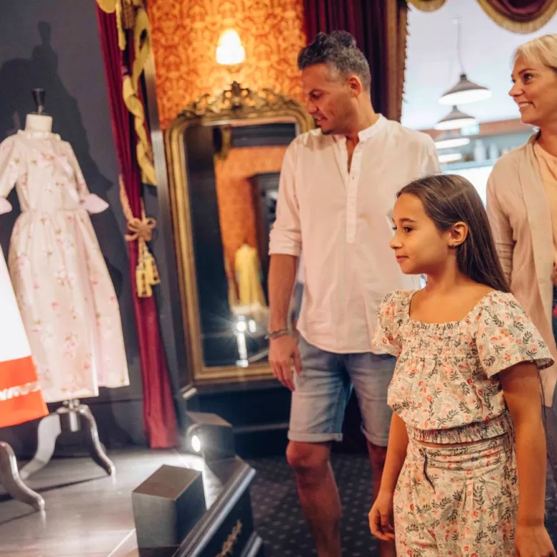 Famille devant les robes de la boutique du Bourg Bérard