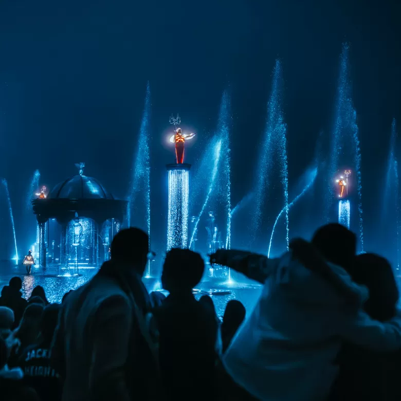 Famille devant le spectacle nocturne Les Noces de Feu du Puy du Fou