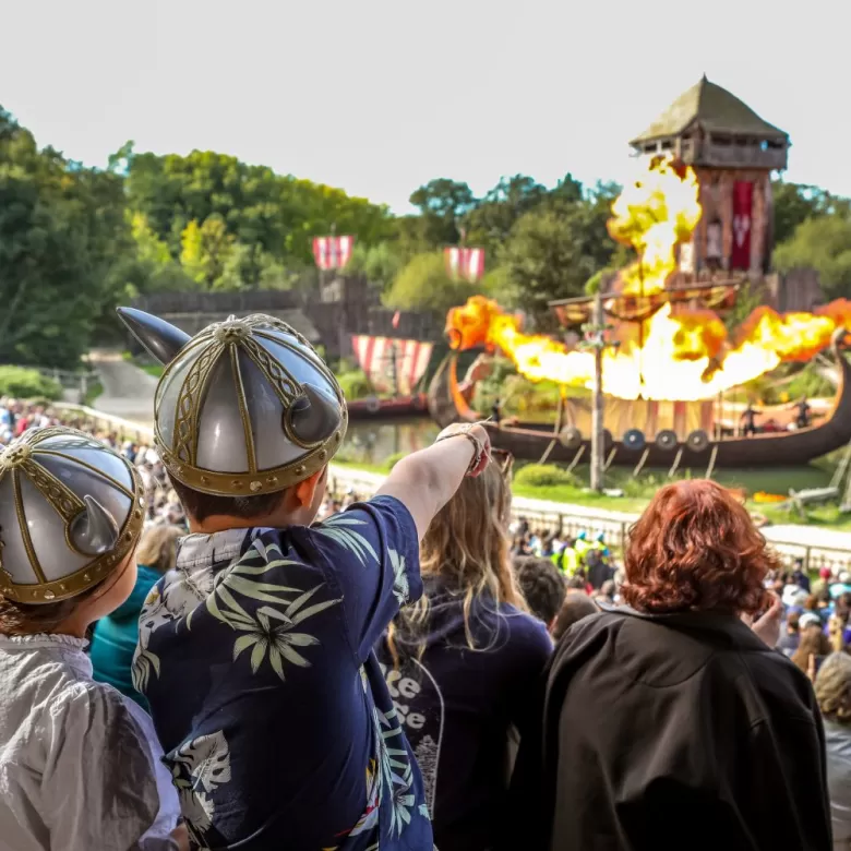 Famille devant le spectacle des vikings au moment du tri flammes au Puy du Fou