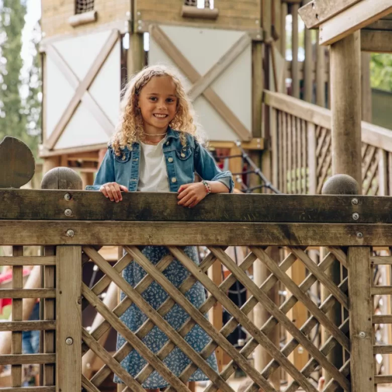 Petite fille dans le Repaire des Enfants au Puy du Fou 