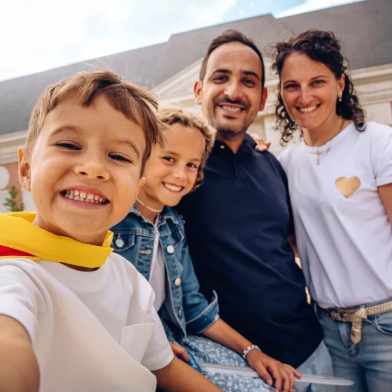 Famille devant les Mousquetaires de Richelieu