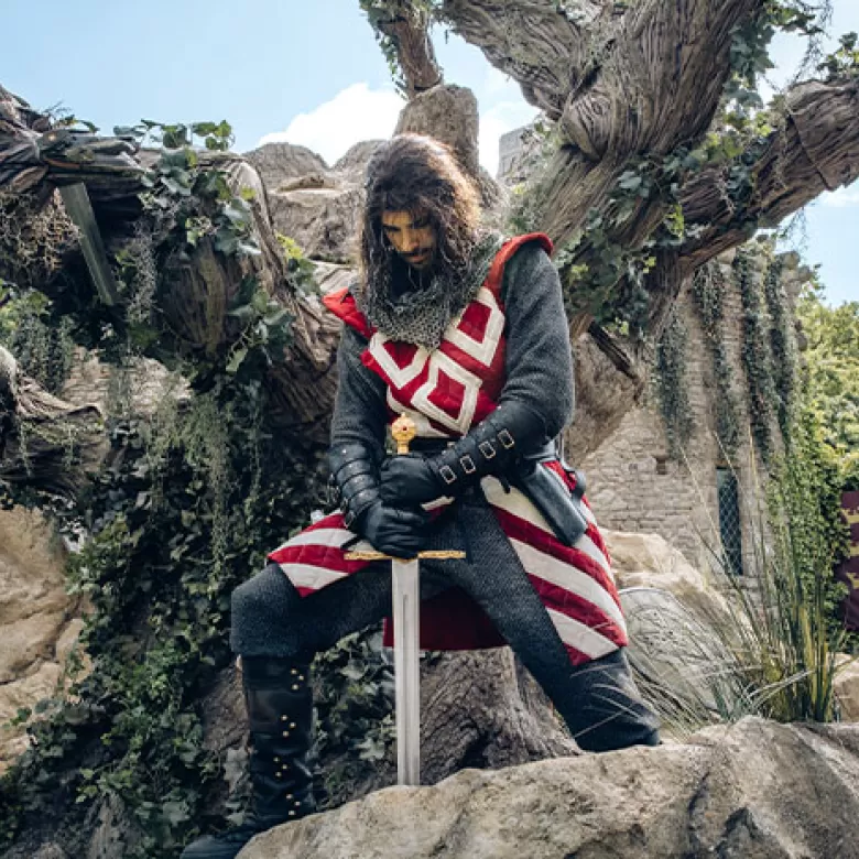 Tristan, héros du spectacle "L'Epée du Roi Arthur" retire Exkalibur pour libérer les chevaliers de la table ronde